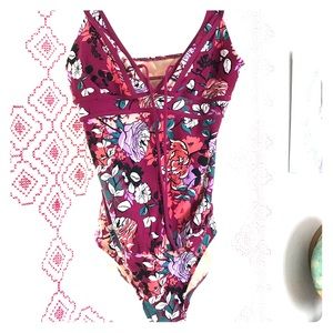 Adorable maternity bathing suit—only worn once
